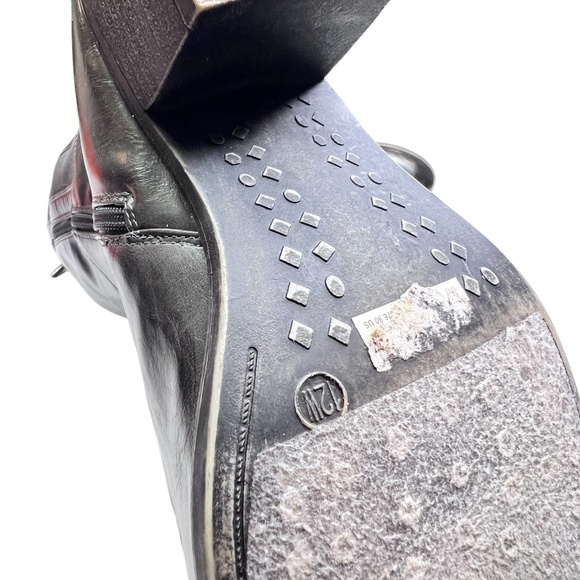 Torrid Knee High Stretch Side Zip Up Boots - Picture 12 of 16